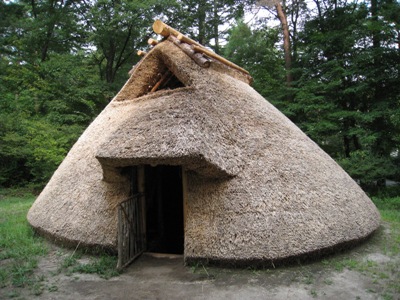 縄文式住居の刈屋根