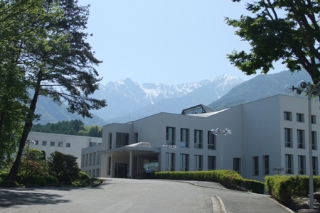 工場正門前より