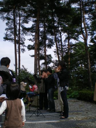 熱心に話を聞いています