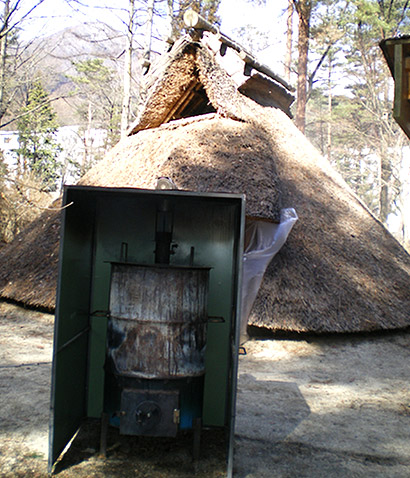養命酒　駒ヶ根工場　縄文住居の燻蒸作業