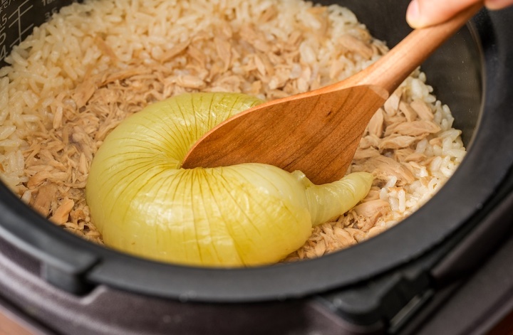 炊飯器で新玉ねぎの甘さが爆発！<br>「丸ごと新玉ねぎの炊き込みご飯」