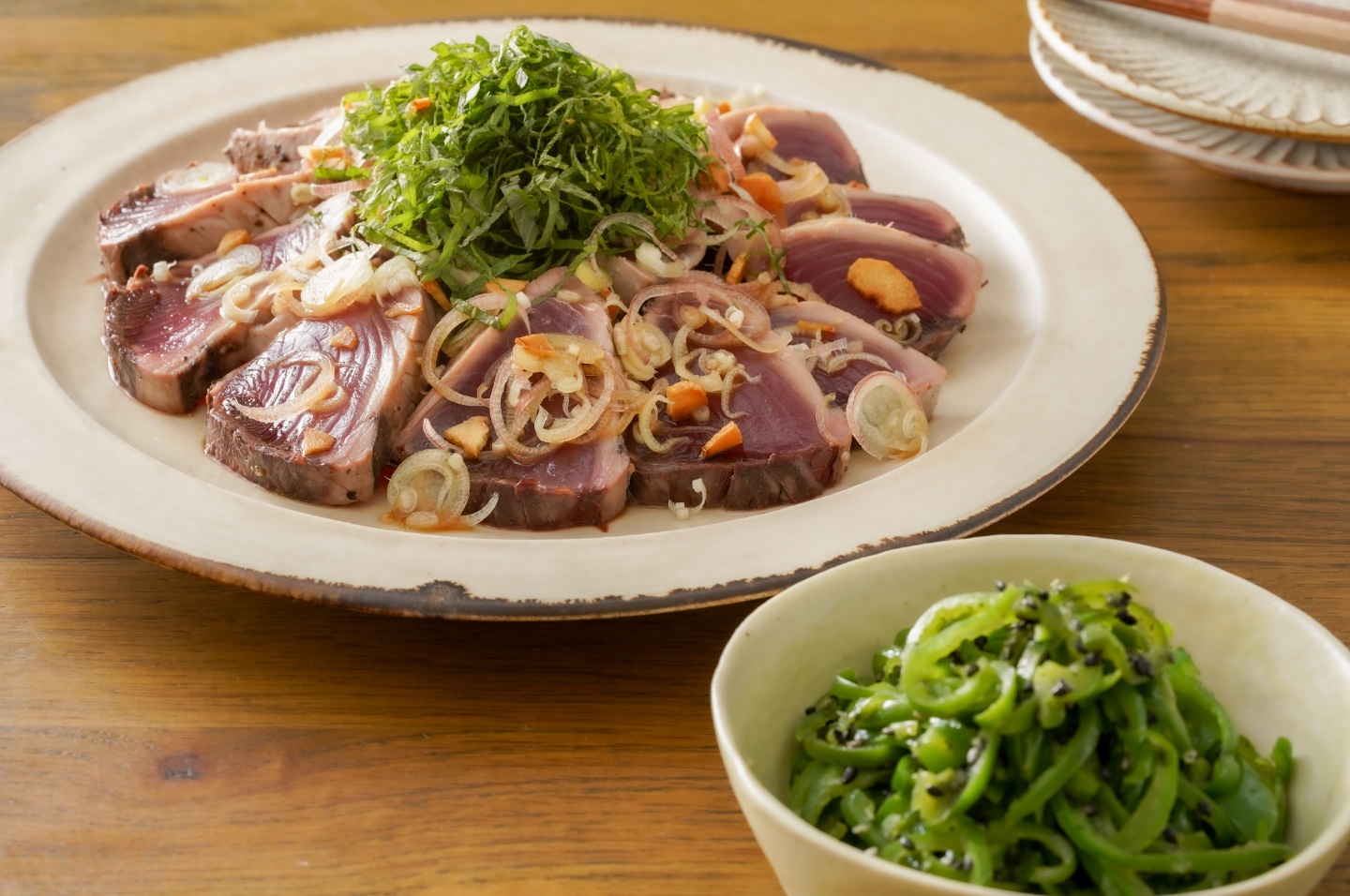カツオのレアステーキ 薬味ポン酢がけ と ピーマンの黒ごまナムル 香りのいい薬味をたっぷり使って 心身ともにリフレッシュ 健康レシピ 月刊 元気通信 養命酒製造株式会社 カツオのレアステーキ 薬味ポン酢がけ と ピーマンの黒ごまナムル 香りのいい薬味をたっぷり使って 心身ともにリフレッシュ 健康レシピ 月刊 元気通信 養命酒製造株式会社