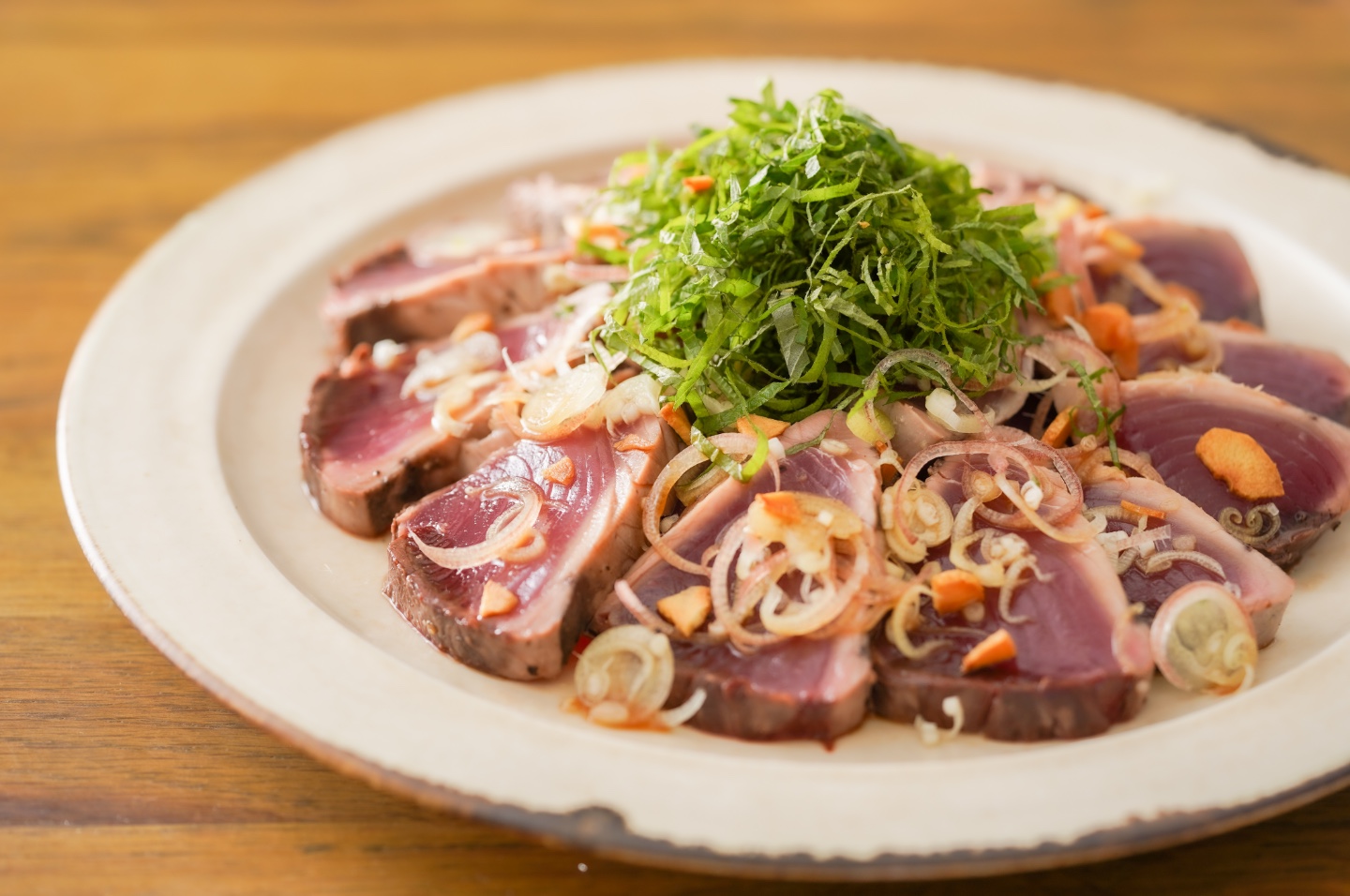 カツオのレアステーキ 薬味ポン酢がけ と ピーマンの黒ごまナムル 香りのいい薬味をたっぷり使って 心身ともにリフレッシュ 健康レシピ 月刊 元気通信 養命酒製造株式会社 カツオのレアステーキ 薬味ポン酢がけ と ピーマンの黒ごまナムル 香りのいい薬味をたっぷり使って 心身ともにリフレッシュ 健康レシピ 月刊 元気通信 養命酒製造株式会社