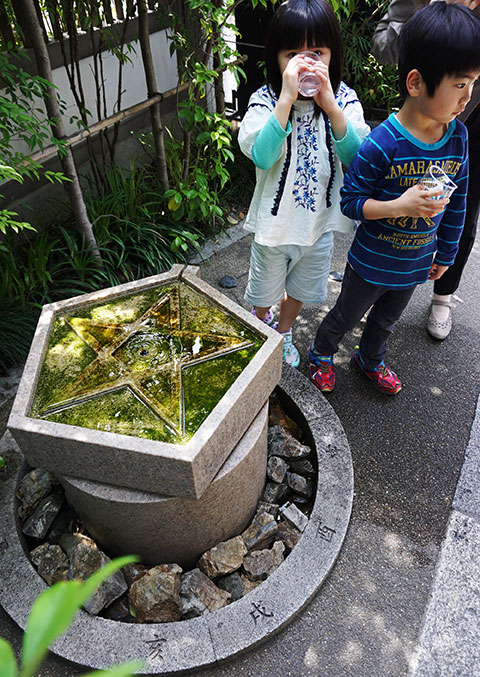 「晴明神社」の晴明井