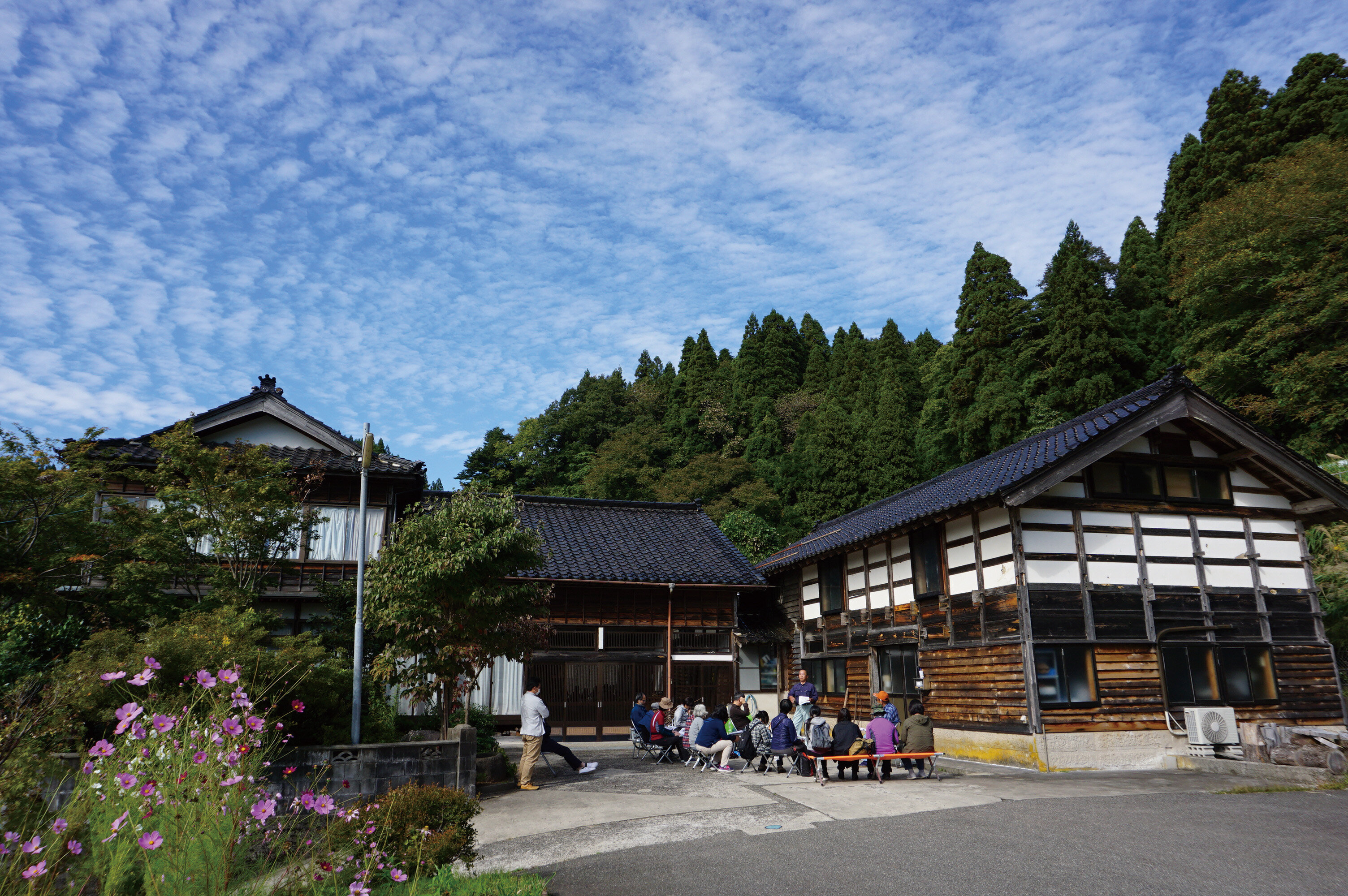 ノトノカさんでクロモジの蒸留を学ぶ青空教室.jpg