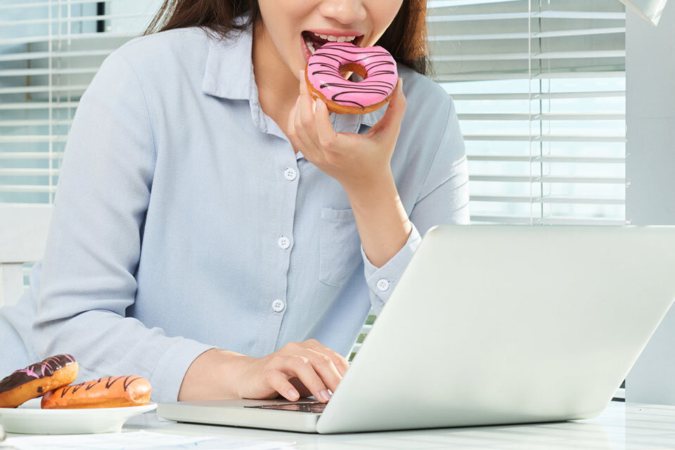 ドーナツを食べる女性の写真