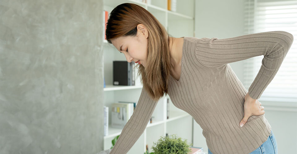 生理前・中に腰痛が起こる原因は？痛みの対処法も解説