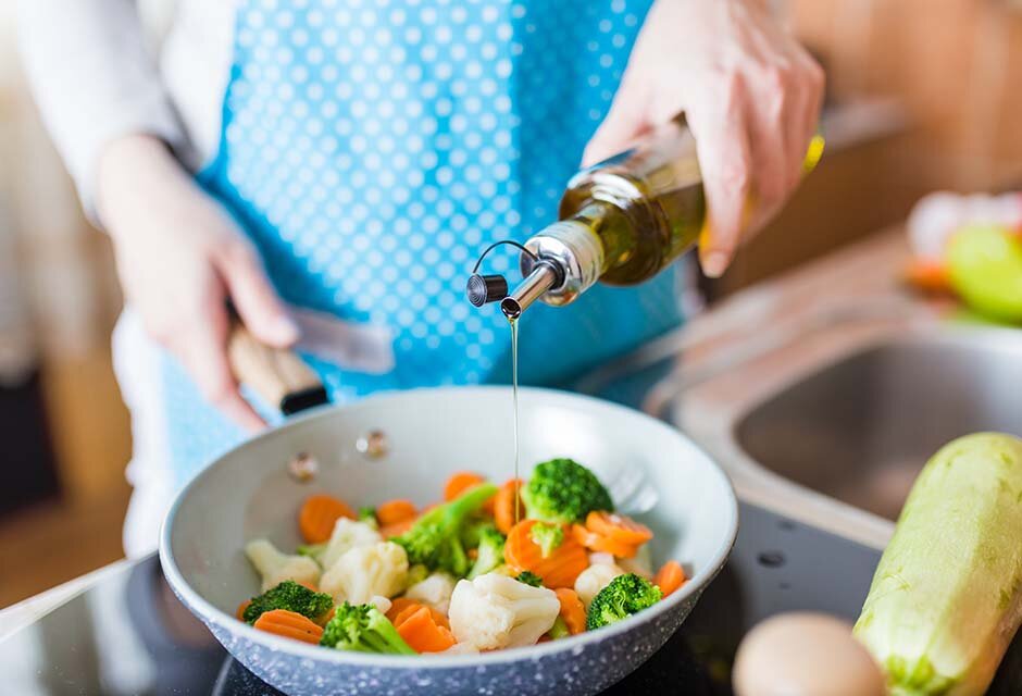 油類：アマニ油やオリーブオイルなど