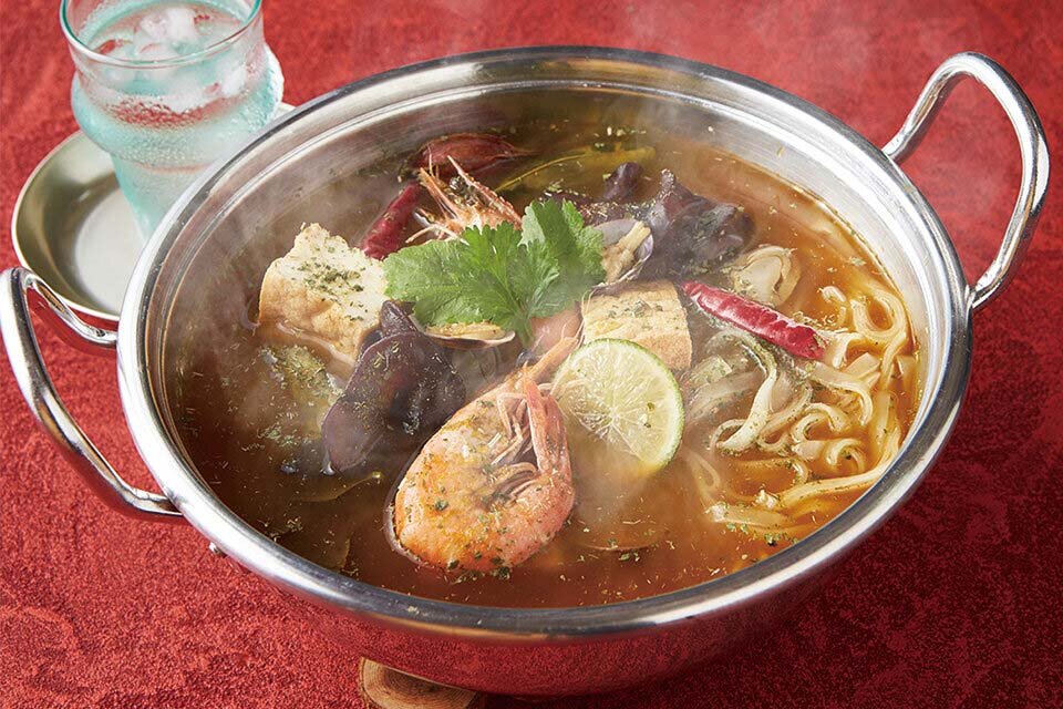 【黄養なべ】ホタテと鶏の旨味スープの本格トムヤム鍋。パクチーの追いがけも