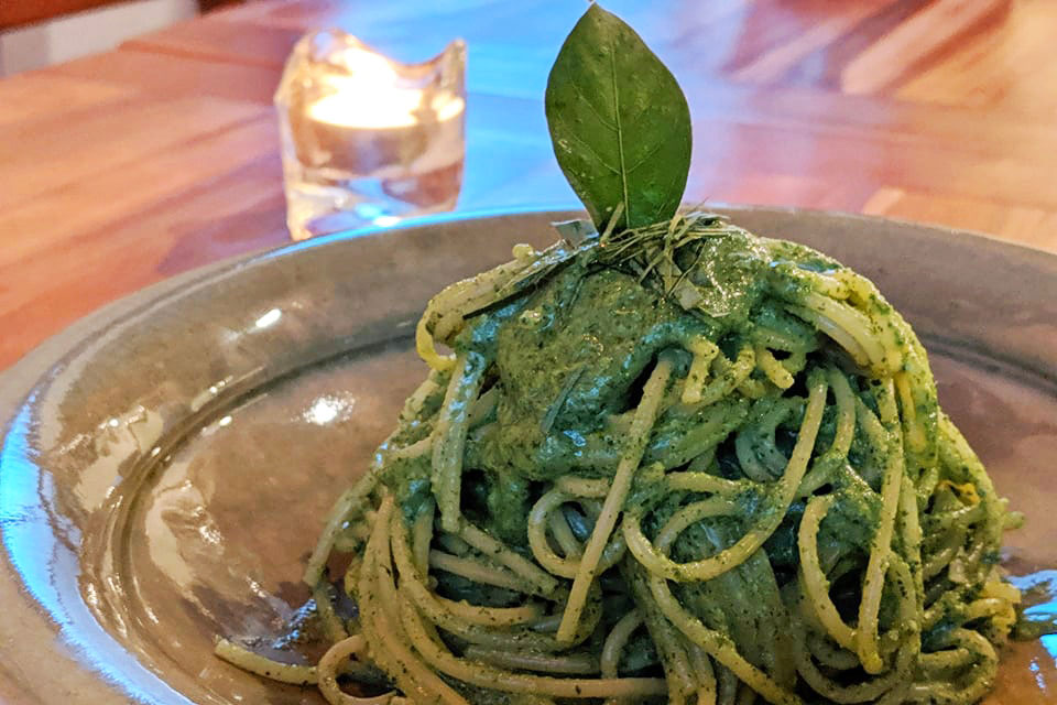 クロモジジェノベーゼソースのパスタ