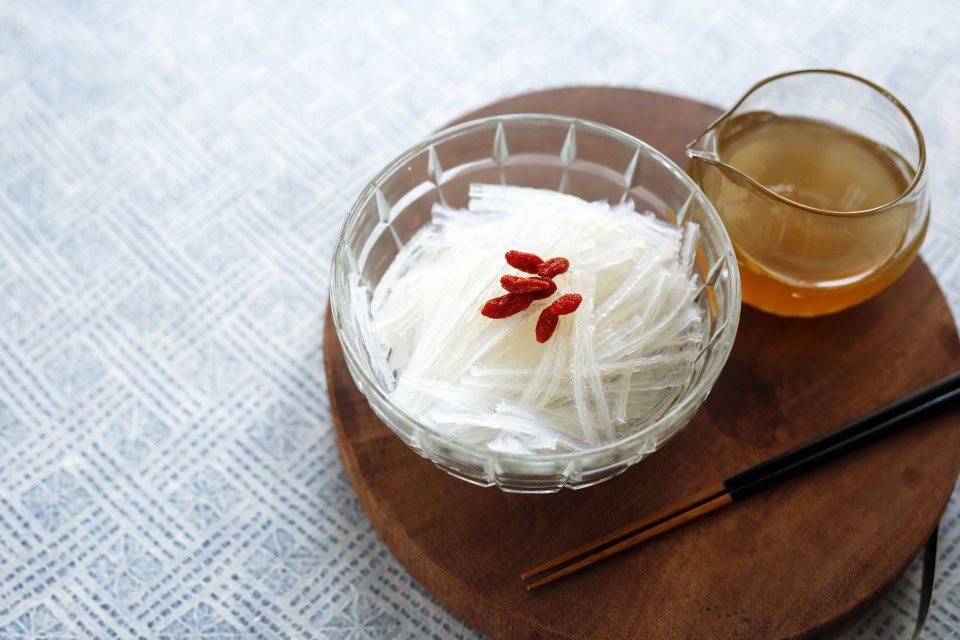さっぱりとしたヘルシーデザート 寒天とクコの実の茶蜜がけ
