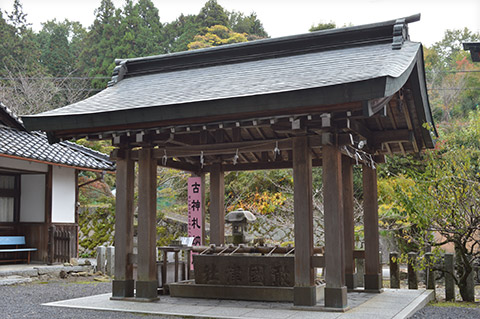 敢國神社の有名な手水舎