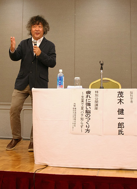 身振り手振りを交えてユーモラスに話す茂木さん。