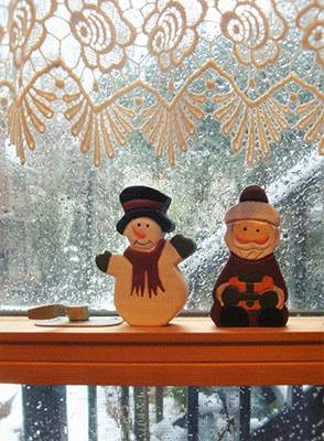 冬の窓辺のイメージ写真