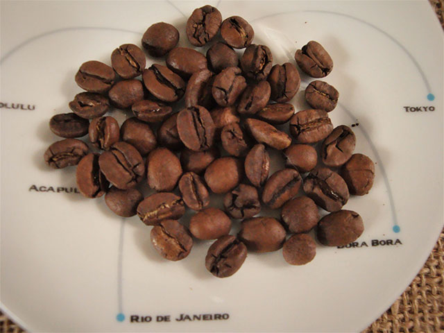 生のコーヒー豆を焙煎すると、いわゆるコーヒー色になります。