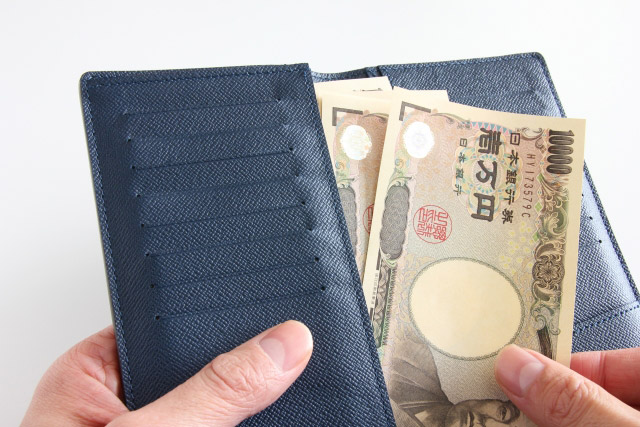 財布とお金のイメージ