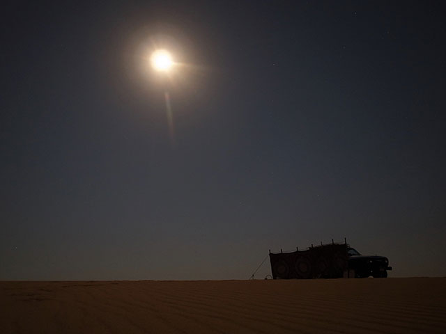 佐々木さんの撮影したヨルダンのワディラム砂漠の満月
