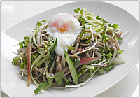 温玉のせ和風サラダそば