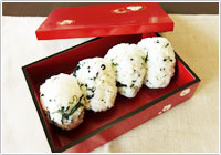 ハトムギとワカメのおむすび