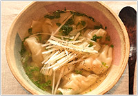 えびとセロリの水餃子スープ