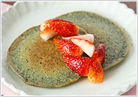 よもぎと豆腐のパンケーキ イチゴソースがけ